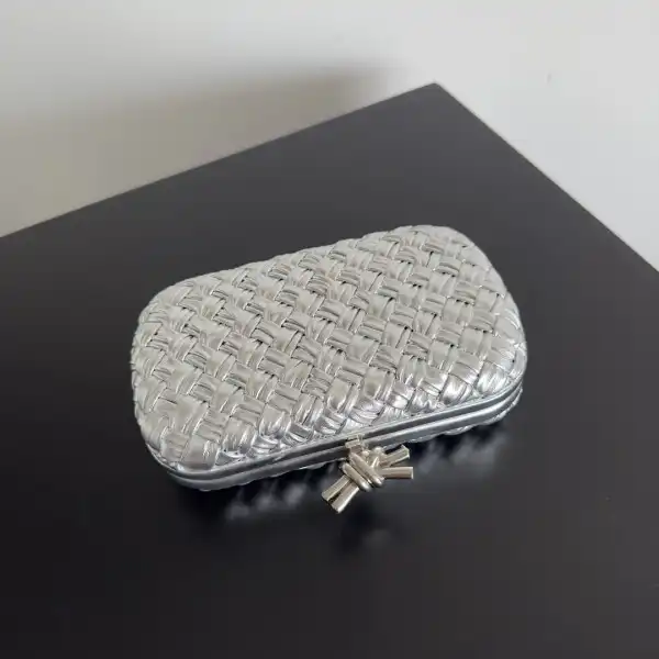 Yupoo bagsoffer BOTTEGA VENETA Knot Minaudiere