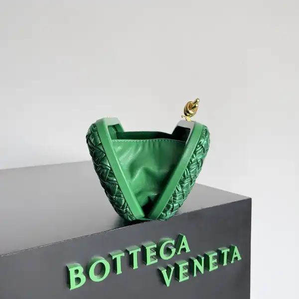 BOTTEGA VENETA Knot Minaudiere