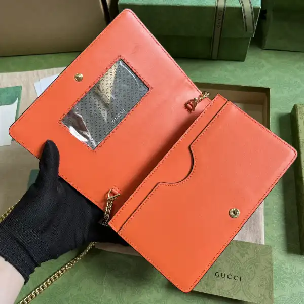 First Bag Ru GUCCI GG MATELASSÉ CHAIN WALLET