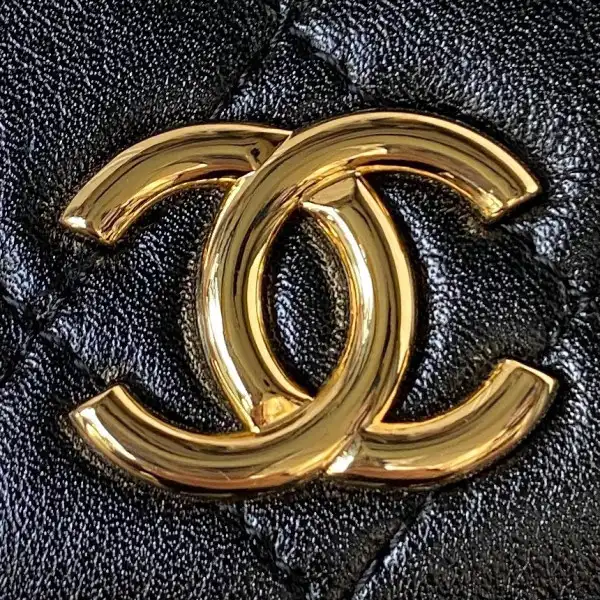 CHANEL CHANELUTCH WITH CHAIN