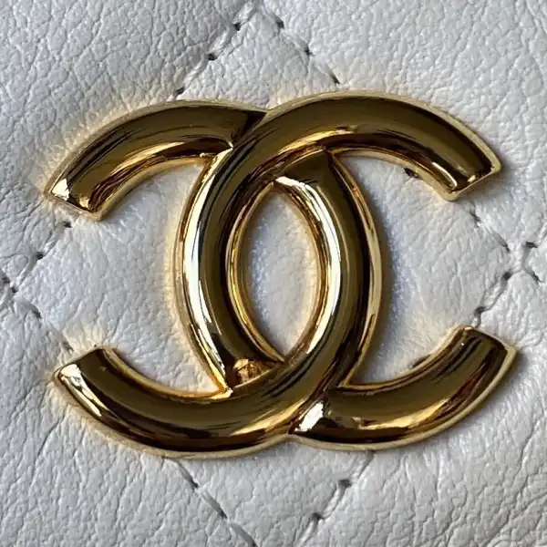 CHANEL CHANELUTCH WITH CHAIN