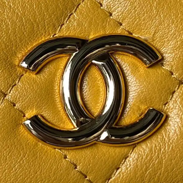 CHANEL CHANELUTCH WITH CHAIN