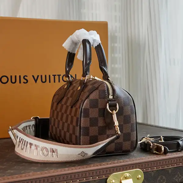 Repladies offers premium fake Louis bags at unbeatable prices. Our products are cheap because we focus on direct sales LOUIS VUITTON SPEEDY BANDOULIÈRE 20