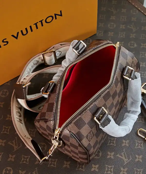 Repladies offers premium fake Louis bags at unbeatable prices. Our products are cheap because we focus on direct sales LOUIS VUITTON SPEEDY BANDOULIÈRE 20