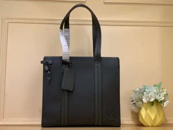 First bag ru LOUIS VUITTON  Aerogram Tote