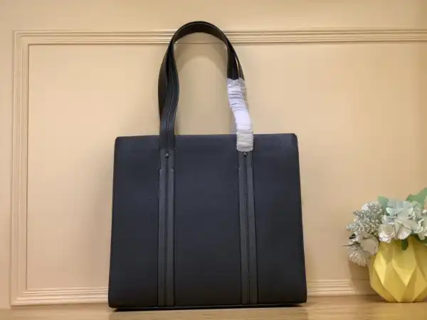 First bag ru LOUIS VUITTON  Aerogram Tote