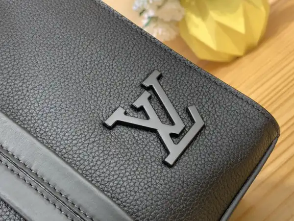 First bag ru LOUIS VUITTON  Aerogram Tote