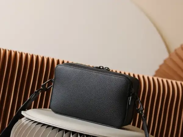 TO LOUIS VUITTON Alpha Wearable Wallet