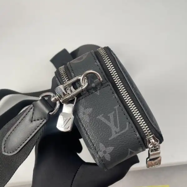 First bag ru LOUIS VUITTON Alpha Wearable Wallet