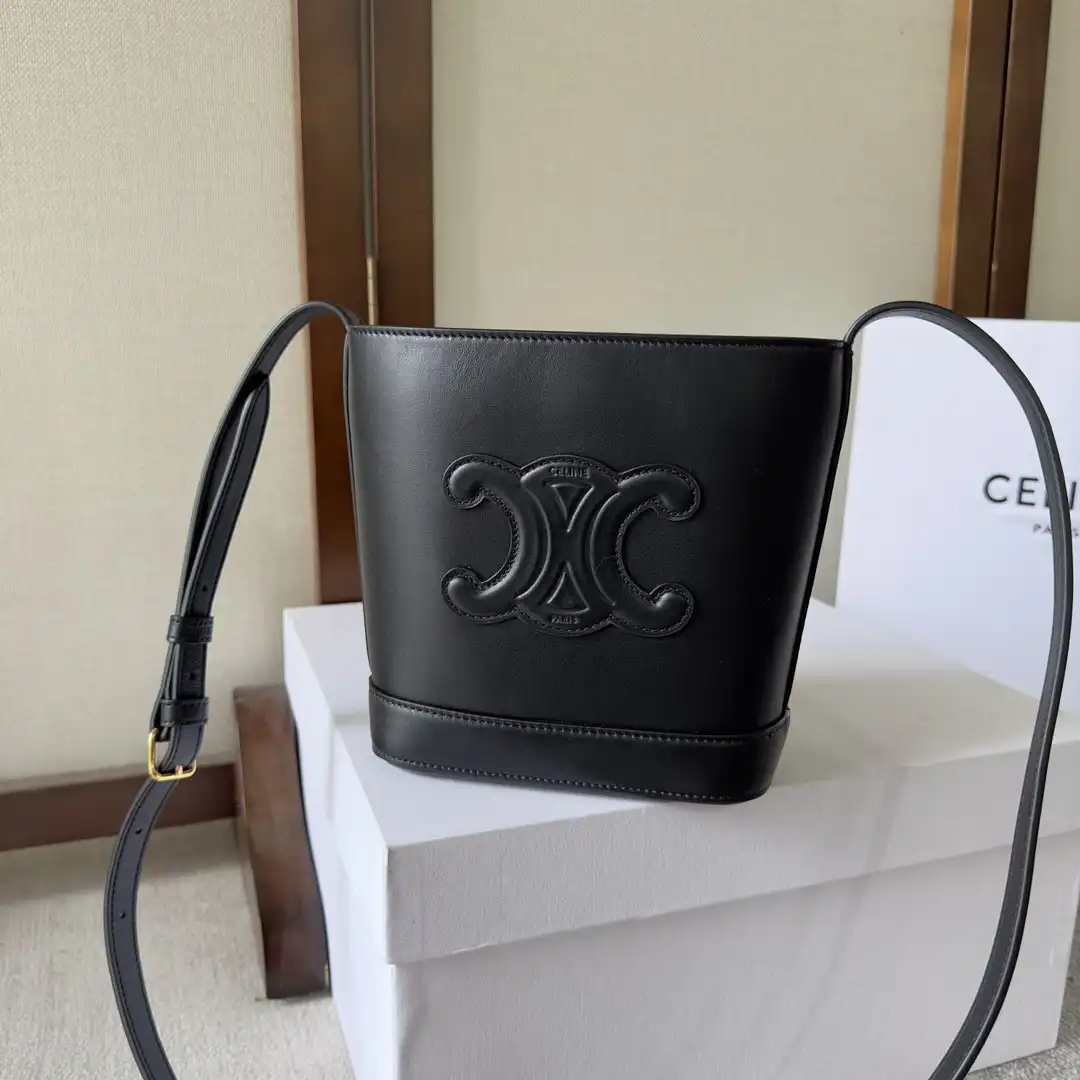 First bag ru CELIN* MINI BUCKET CUIR TRIOMPHE