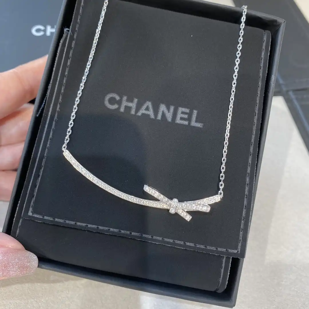 CL NECKLACE