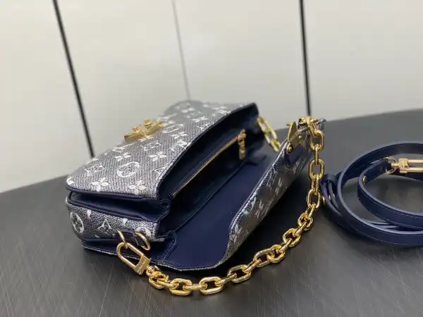 First bag ru LOUIS VUITTON POCHETTE METIS EAST WEST