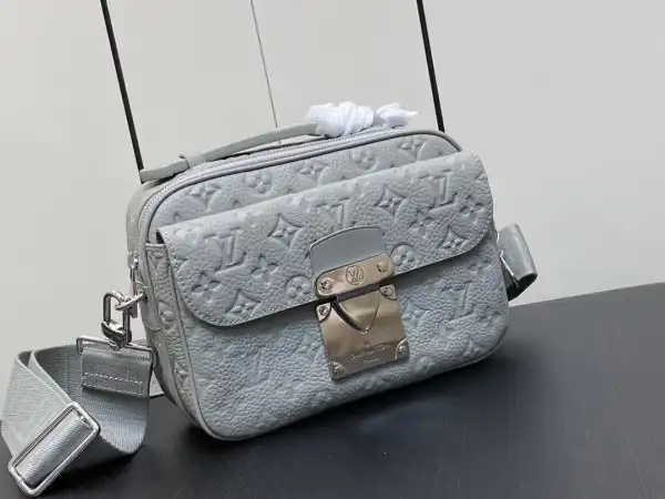 First bag ru LOUIS VUITTON S LOCK MESSENGER