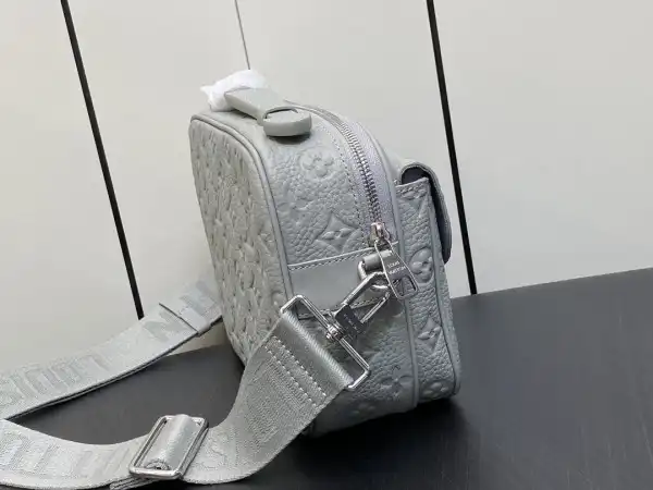 First bag ru LOUIS VUITTON S LOCK MESSENGER