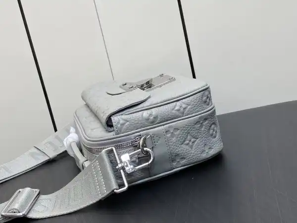 LOUIS VUITTON S LOCK MESSENGER