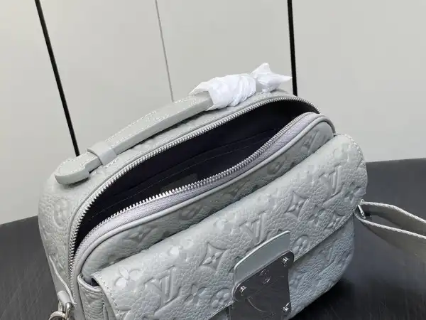 First bag ru LOUIS VUITTON S LOCK MESSENGER