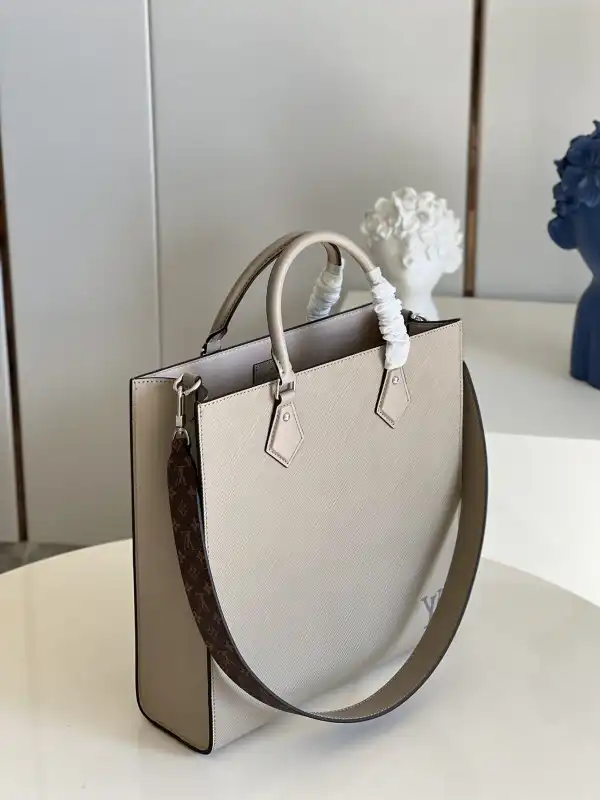 First bag ru LOUIS VUITTON PETIT SAC PLAT