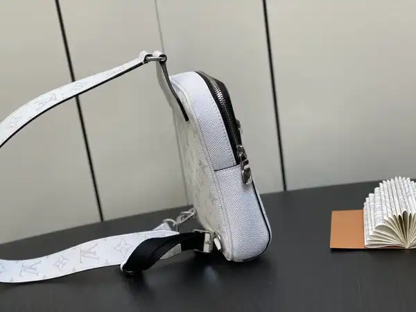 First bag ru LOUIS VUITTON OUTDOOR SLINGBAG