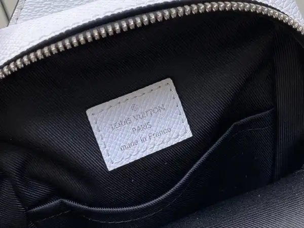 First bag ru LOUIS VUITTON OUTDOOR SLINGBAG