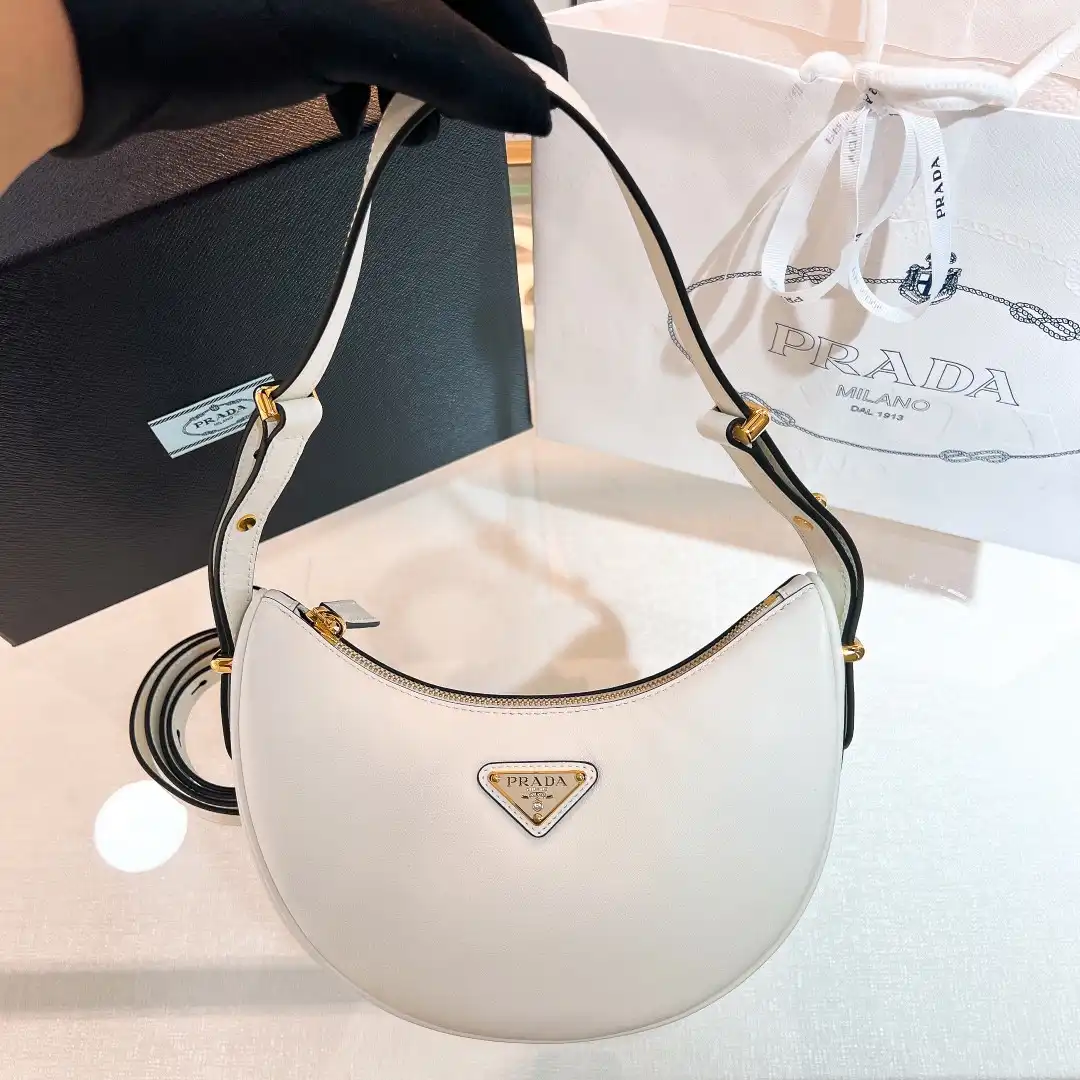 Prada Arqué leather shoulder bag-22.5*18.5*6cm