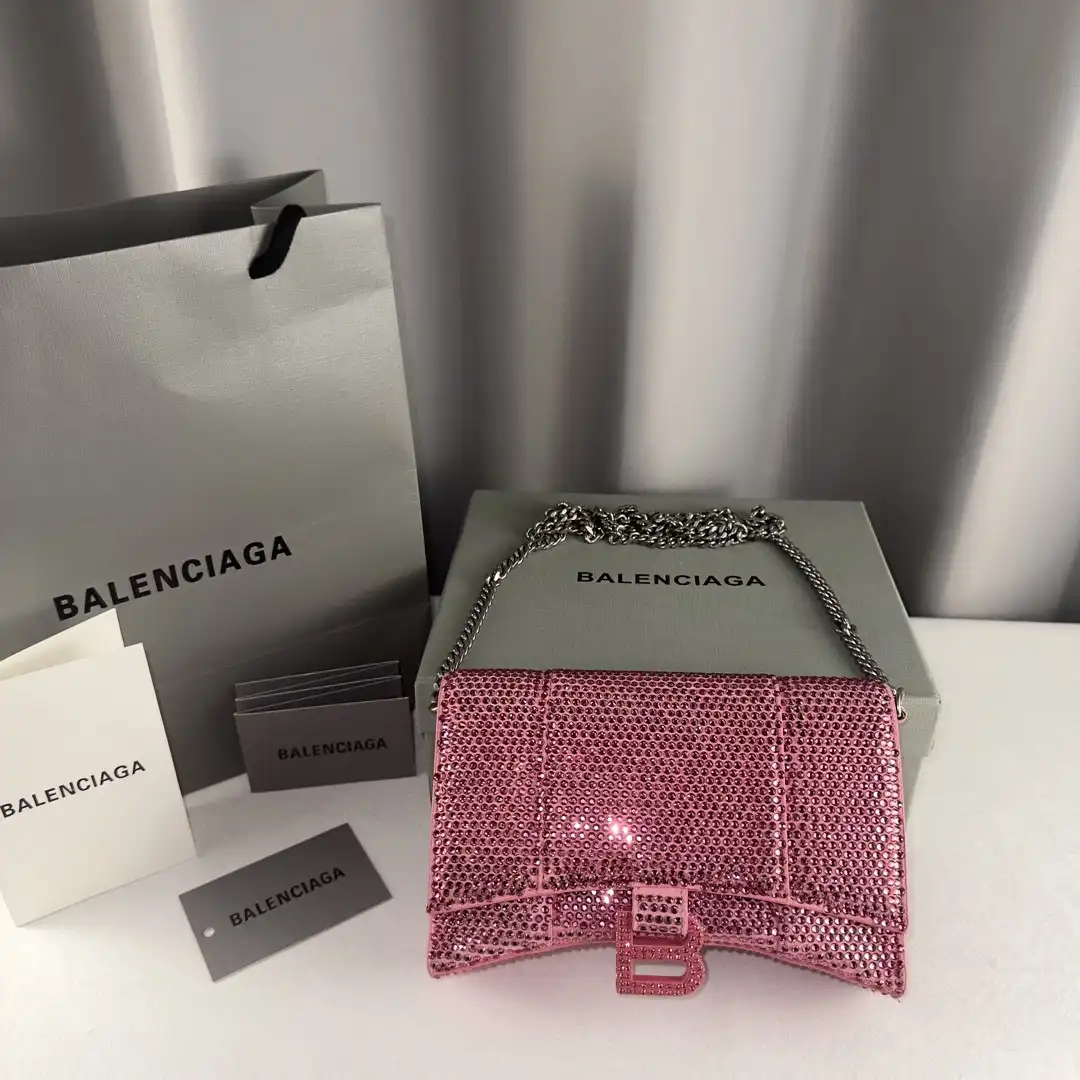 First bag ru BALENCIAGA HOURGLASS WALLET ON CHAIN