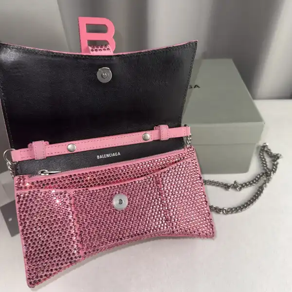 First bag ru BALENCIAGA HOURGLASS WALLET ON CHAIN