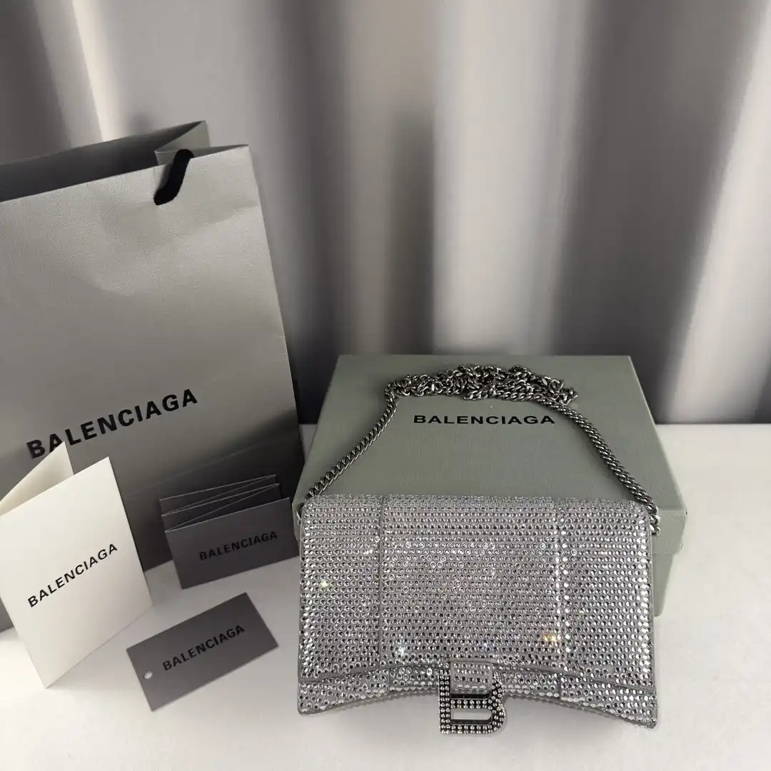 First bag ru BALENCIAGA HOURGLASS WALLET ON CHAIN