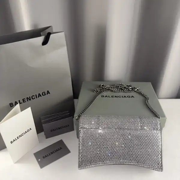 First bag ru BALENCIAGA HOURGLASS WALLET ON CHAIN