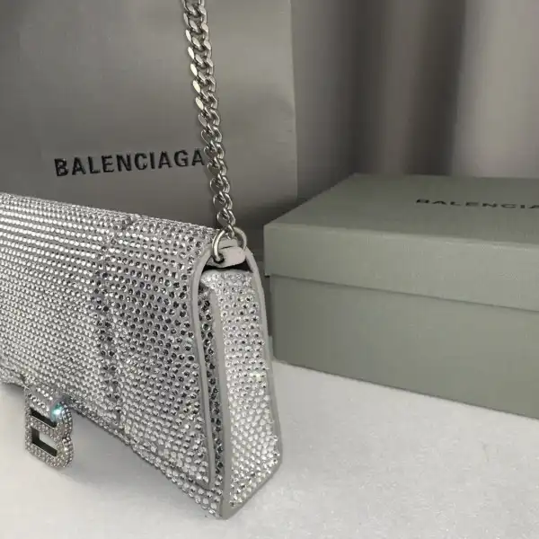 First bag ru BALENCIAGA HOURGLASS WALLET ON CHAIN