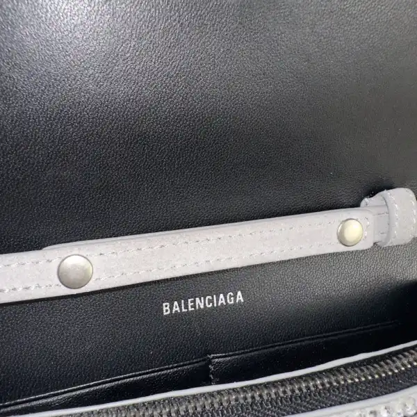 Bagsoffer BALENCIAGA HOURGLASS WALLET ON CHAIN