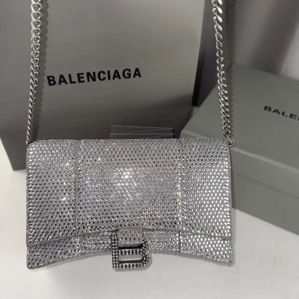 First bag ru BALENCIAGA HOURGLASS WALLET ON CHAIN