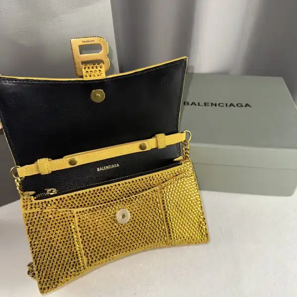 First bag ru BALENCIAGA HOURGLASS WALLET ON CHAIN