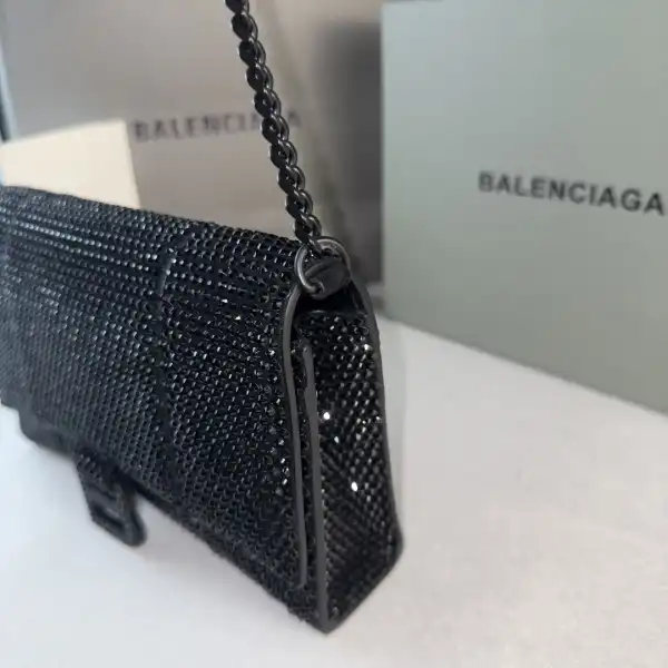 Firstbag Ru BALENCIAGA HOURGLASS WALLET ON CHAIN