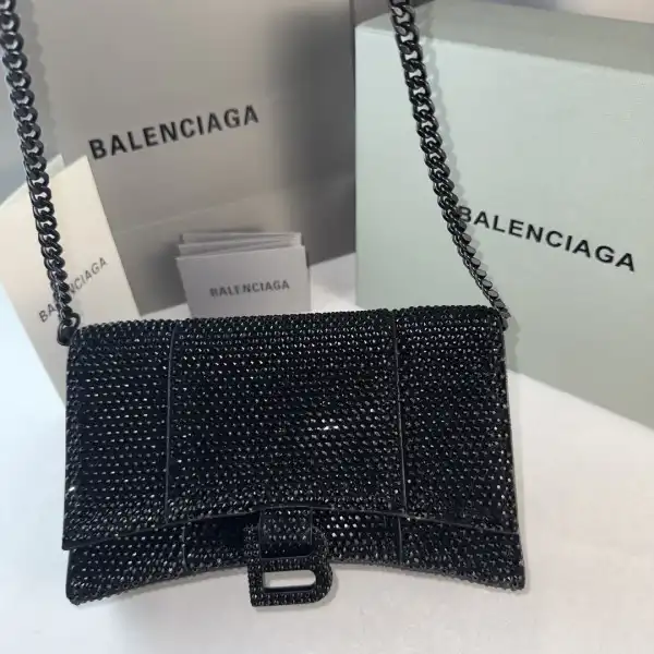 Bagsoffer BALENCIAGA HOURGLASS WALLET ON CHAIN