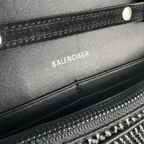 Firstbag Ru BALENCIAGA HOURGLASS WALLET ON CHAIN