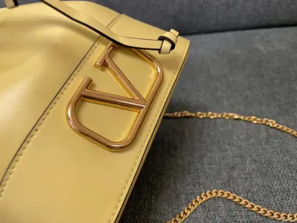 Frstbag ru VALENTINO MINI BUCKET BAG IN NAPPA WITH VLOGO SIGNATURE CHAIN