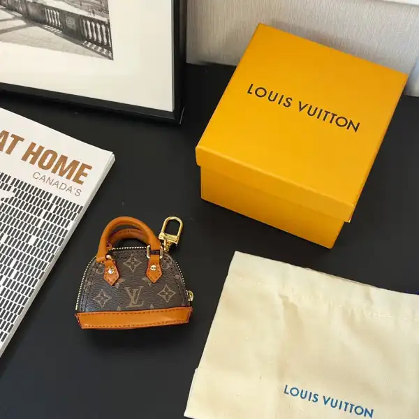 First bag ru LOUIS VUITTON KAEY CHAIN