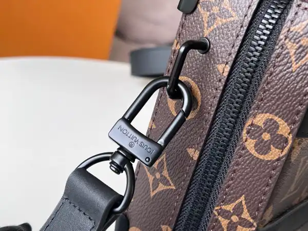 First bag ru LOUIS VUITTON HANDLE SOFT TRUNK