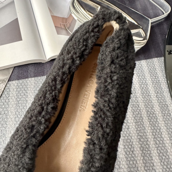 HOT SALE BOTTEGA VENETA Atomic shearling-trimmed ballet flats