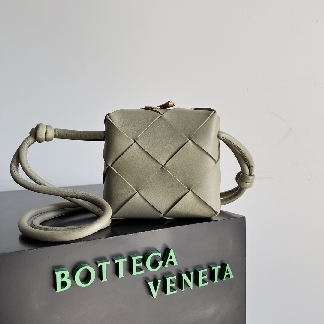 HOT SALE BOTTEGA VENETA Mini Cassette Camera Bag