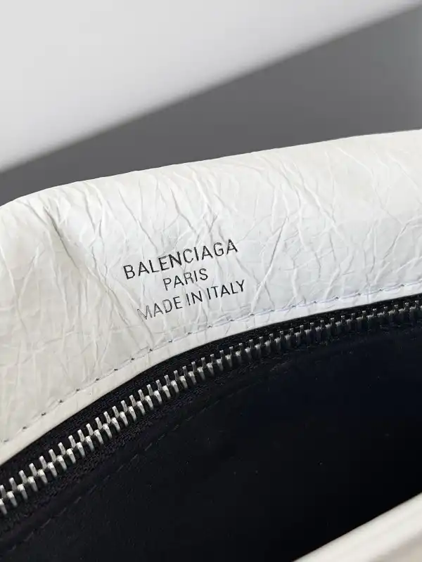 Firstbag Ru BALENCIAGA WOMEN'S BB SOFT SMALL FLAP BAG