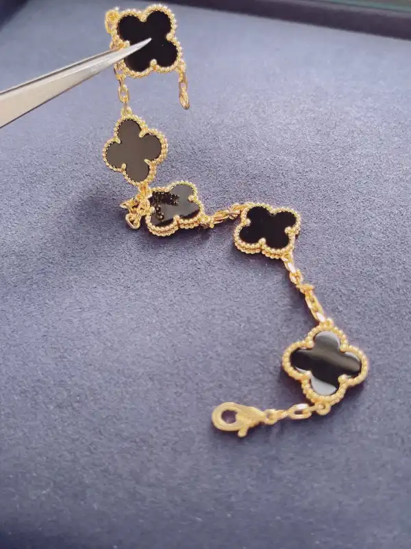 Van CHANELeef & Arpels  Perlée BRACELET