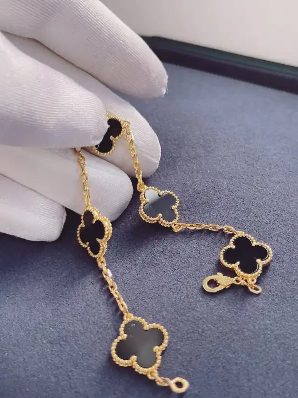 Van CHANELeef & Arpels  Perlée BRACELET