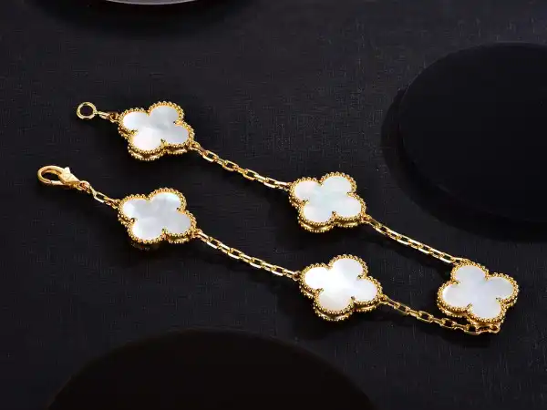 Van CHANELeef & Arpels  Perlée BRACELET