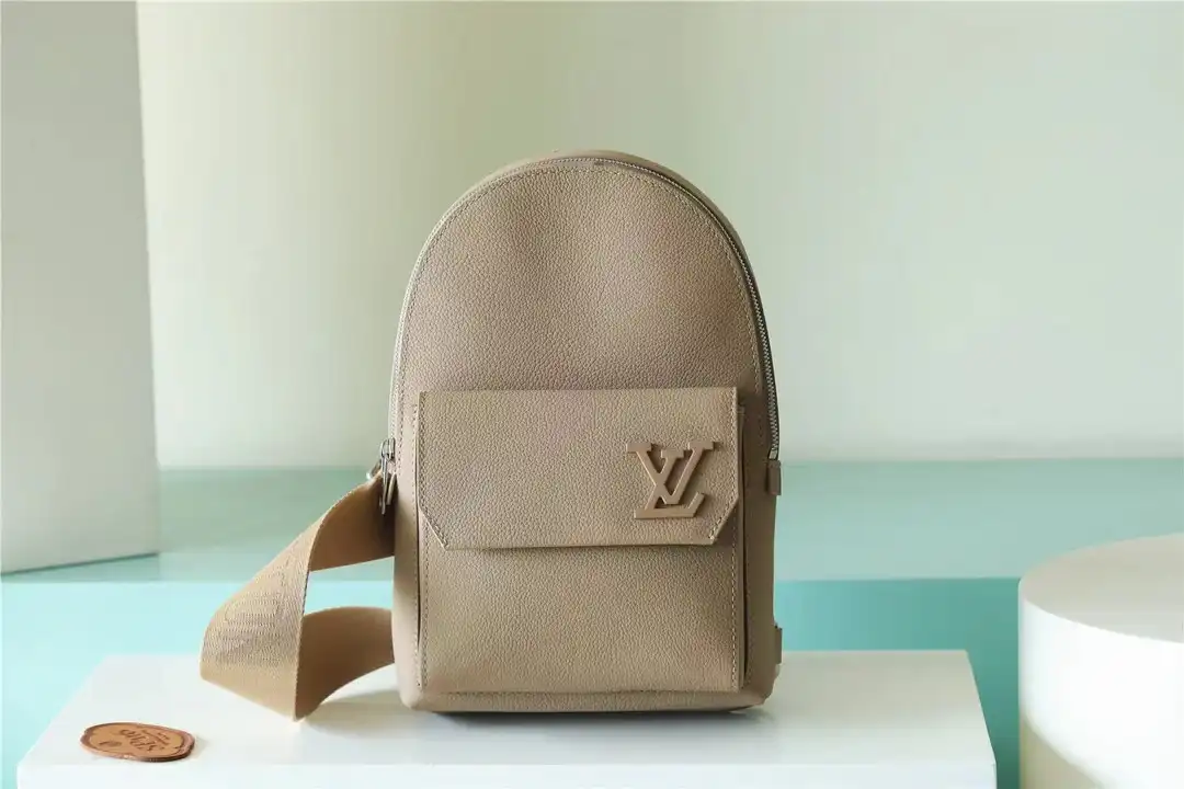 Frstbag ru LOUIS VUITTON Pilot Slingbag