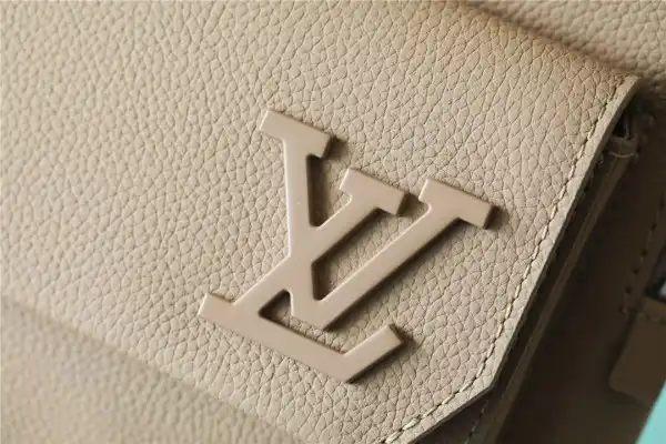 Aaa replica ru LOUIS VUITTON Pilot Slingbag