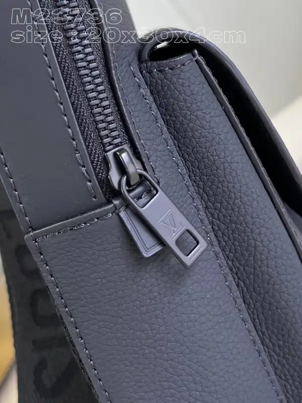 First bag ru LOUIS VUITTON Pilot Slingbag