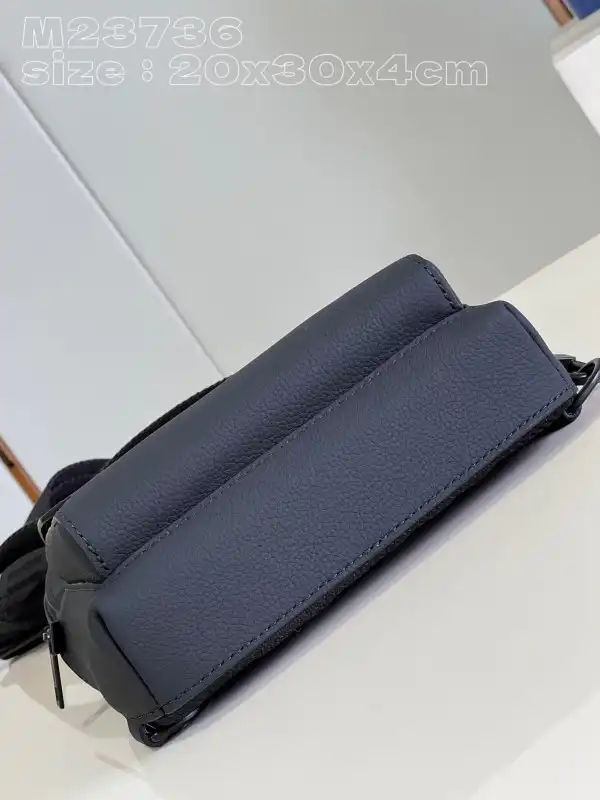 Firstbag Ru LOUIS VUITTON Pilot Slingbag