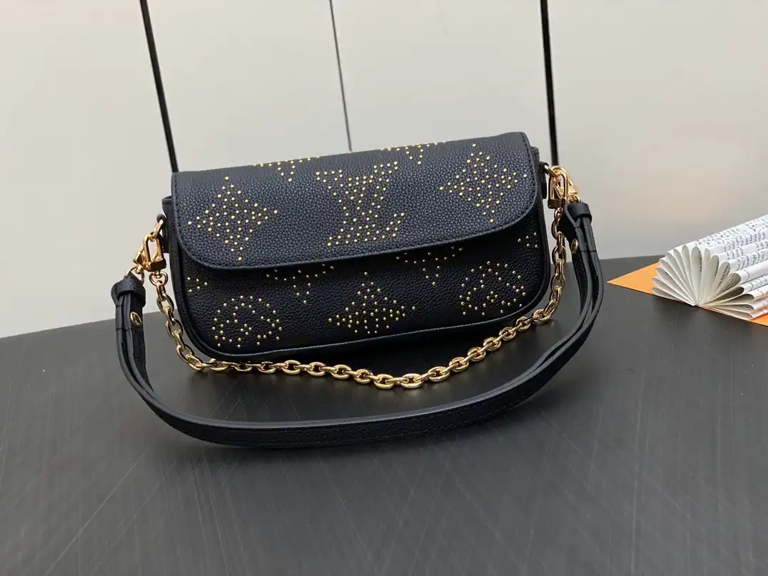 LOUIS VUITTON Wallet on Chain Ivy