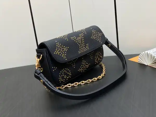 First bag ru LOUIS VUITTON Wallet on Chain Ivy